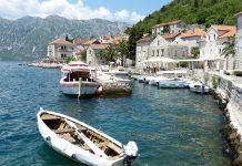 Utsikt över Montenegros kust mot Adriatiska havet med berg, klart blått vatten och lyxiga marinor