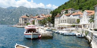 Utsikt över Montenegros kust mot Adriatiska havet med berg, klart blått vatten och lyxiga marinor