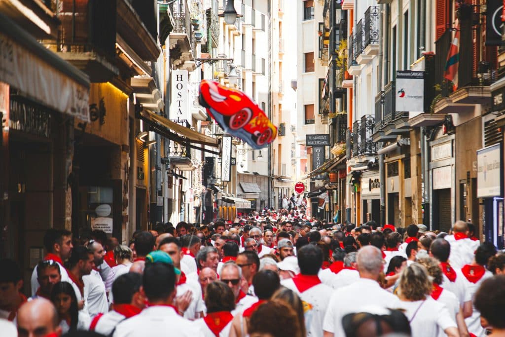 Tjurrusningen i Pamplona – en pulserande tradition under San Fermín-festivalen.