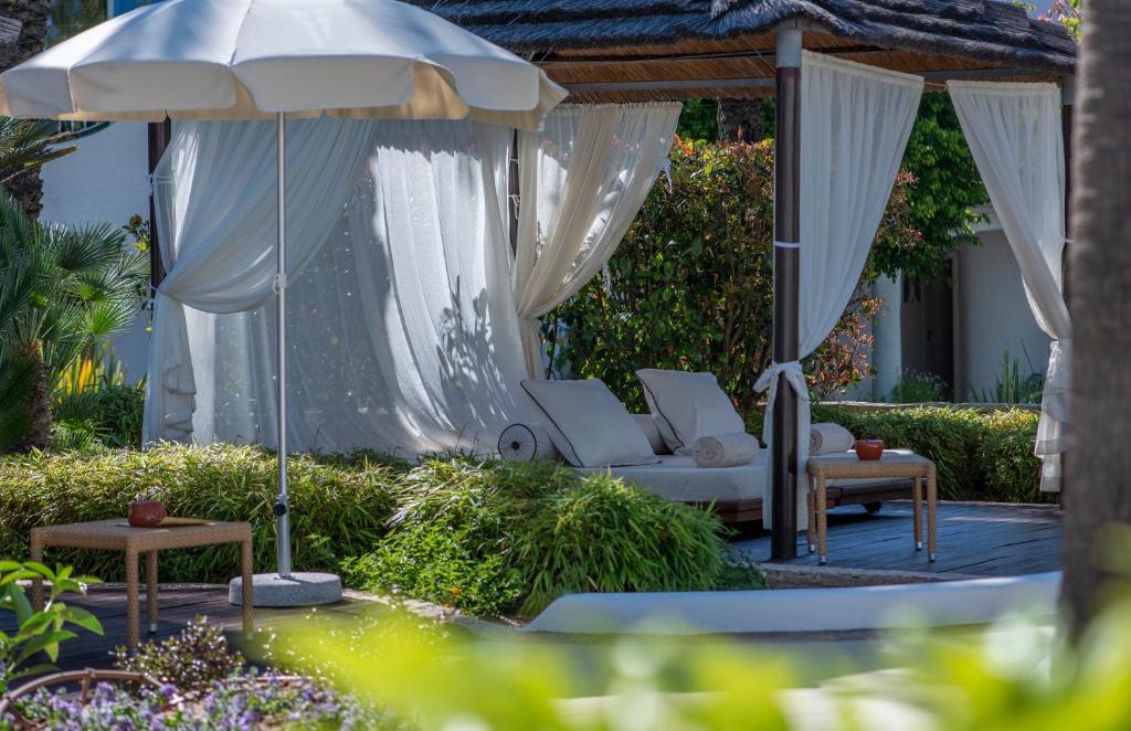 Avskild cabana omgiven av grönska vid Vila Vita Parc i Algarve – en lugn oas för avkoppling, spa-känsla och semester i exklusiv resortmiljö nära havet.