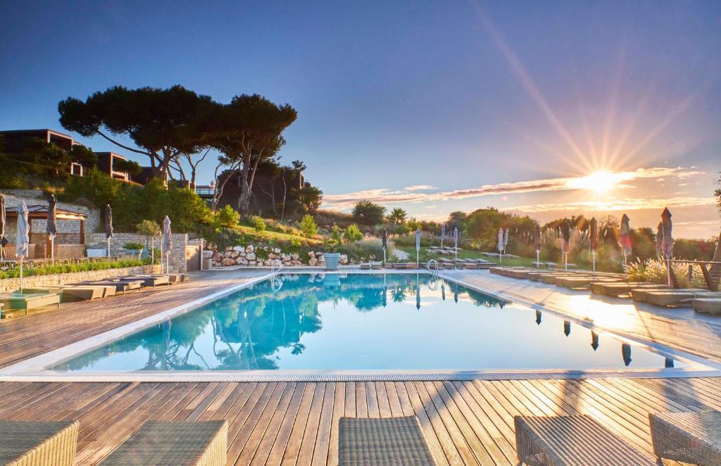 Lyxig pool med havsutsikt vid Martinhal Sagres Beach Family Resort Hotel – ett prisbelönt, barnvänligt resort i Algarve med strand, familjefaciliteter och avkoppling i toppklass.