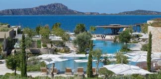 Poolområde med havsutsikt vid W Costa Navarino – modern lyxresort med infinitypooler, solstolar och stilren design i natursköna omgivningar vid Greklands kust.