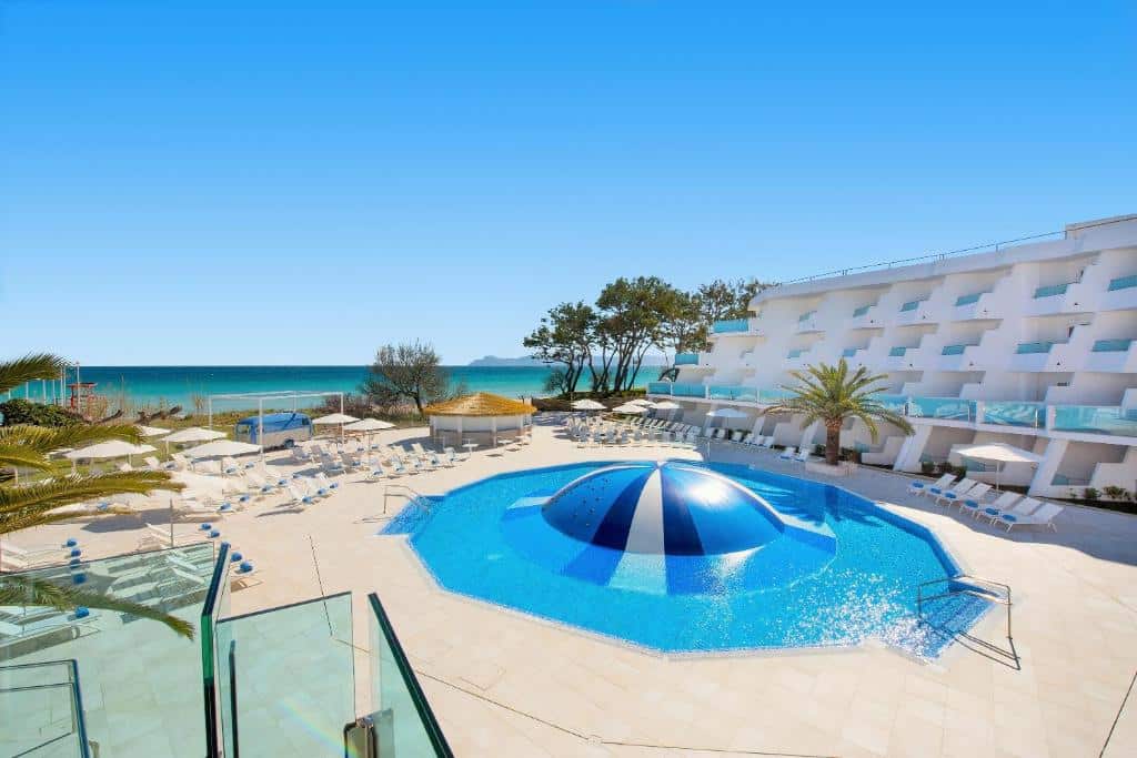 Poolområde vid Iberostar Waves Playa de Muro i Spanien, med barnvänlig pool, solstolar och direkt närhet till stranden – ett lugnt och familjevänligt hotell perfekt för resa med små barn.