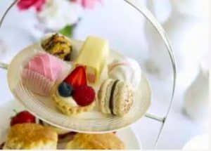 Afternoon tea med bakverk, macarons och färska bär på Hankø Hotell & Spa