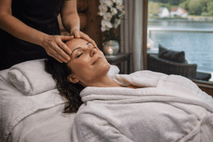 Avslappnande ansiktsbehandling på spa med utsikt över havet på Hankø Hotell