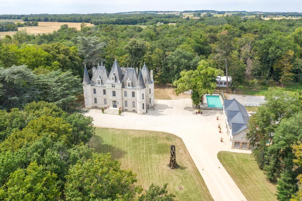 Château de Baillant nära Futuroscope i Frankrike – elegant slott med pool omgivet av natur och skog