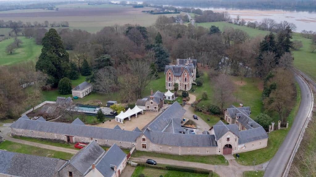 Château de Belle Poule i Loire-dalen – charmigt slott omgivet av park, natur och historiska byggnader