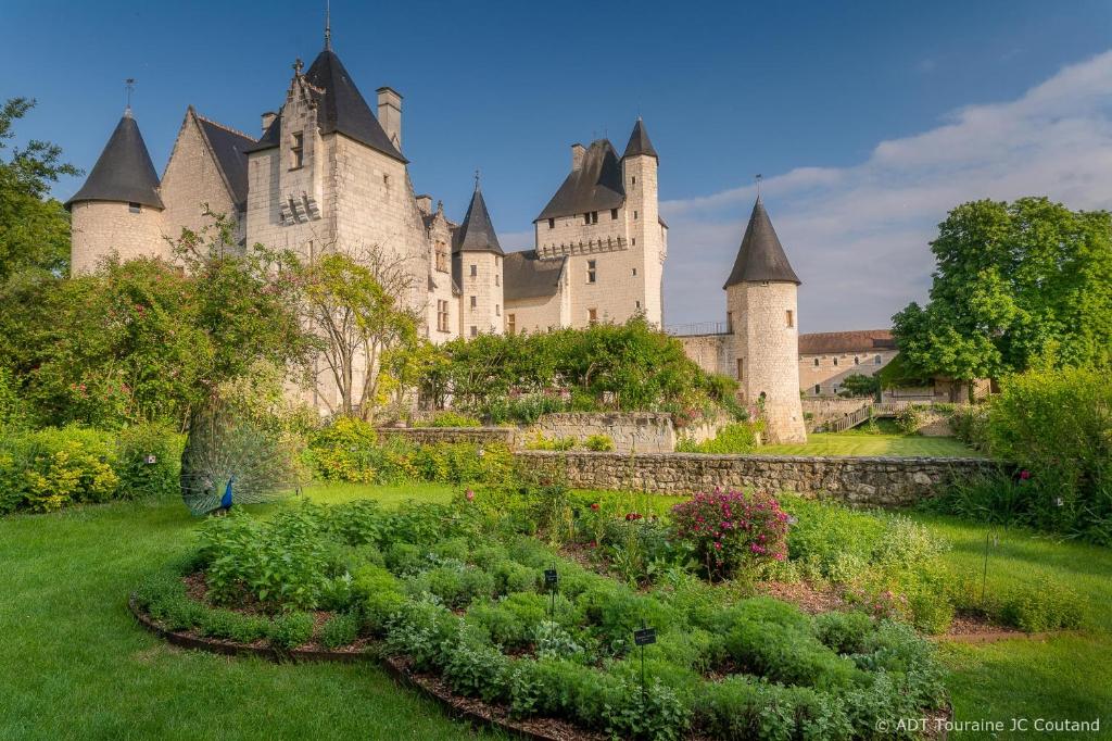 Château du Rivau i Loire-dalen, Frankrike – historiskt slottshotell med trädgård och medeltida arkitektur