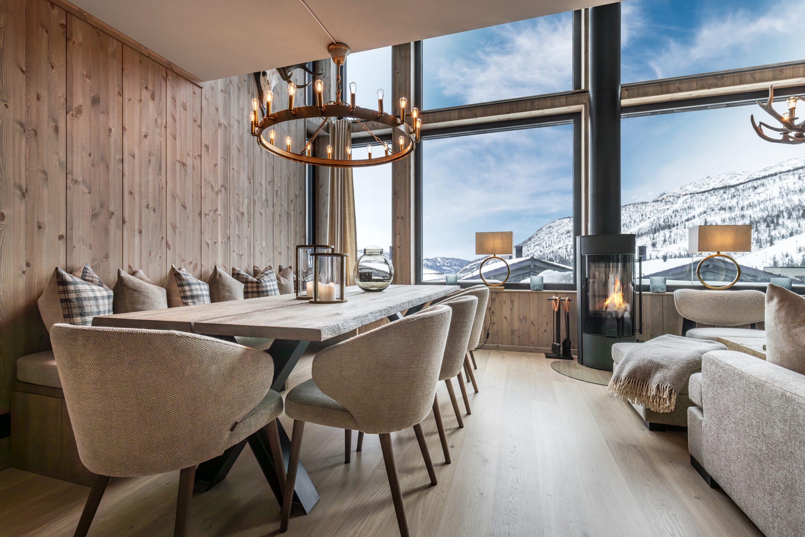 Elegant fjällstuga i Hemsedal med matplats, öppen spis och utsikt över snötäckta fjäll
