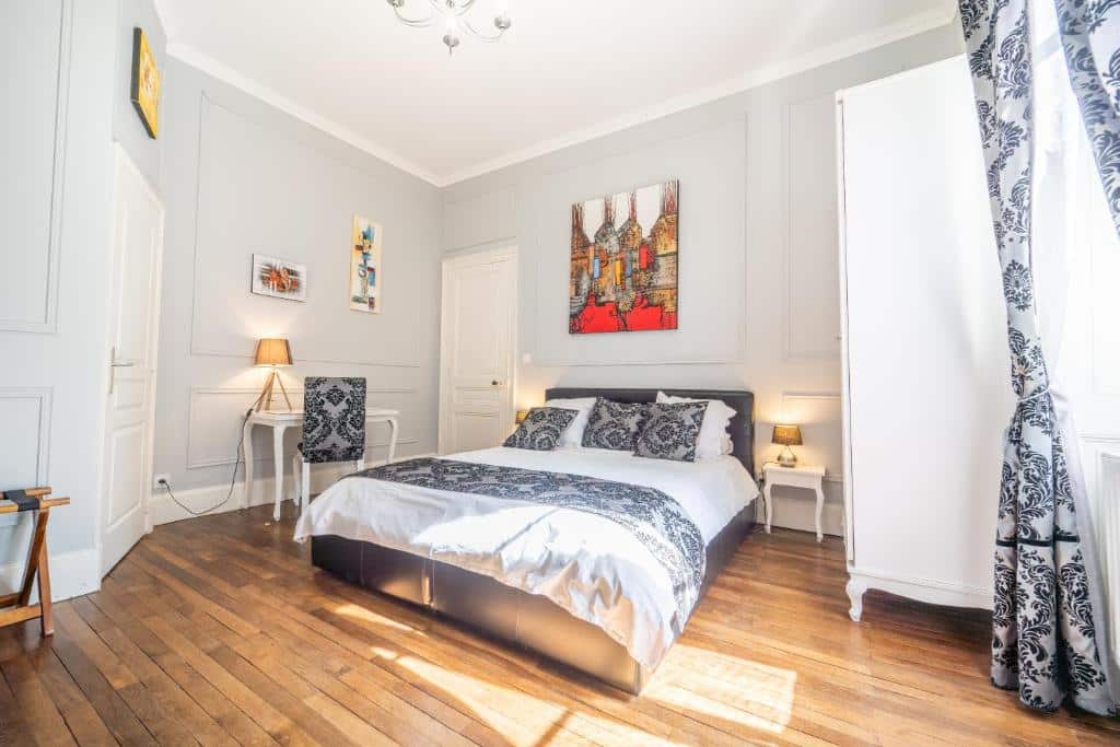 Elegant sovrum på franskt slottshotell med klassisk inredning, parkettgolv och lyxig dubbelsäng