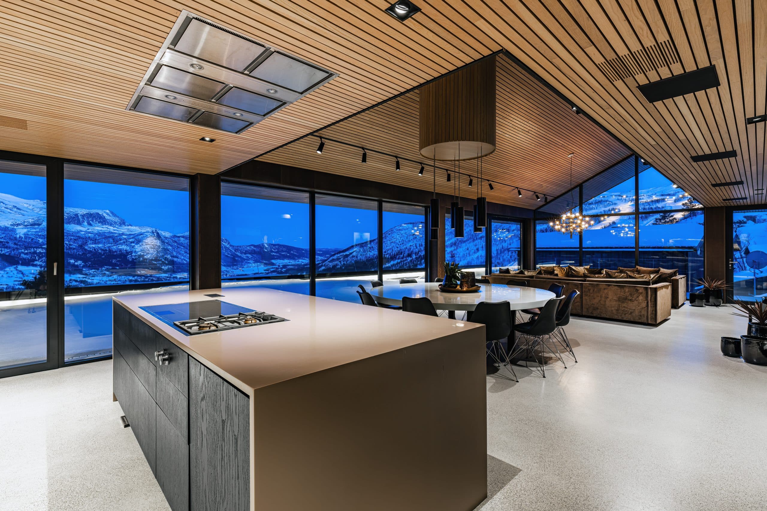 Exklusiv fjällvilla i Hemsedal med modernt kök, öppna ytor och panoramautsikt över fjällen i kvällsljus