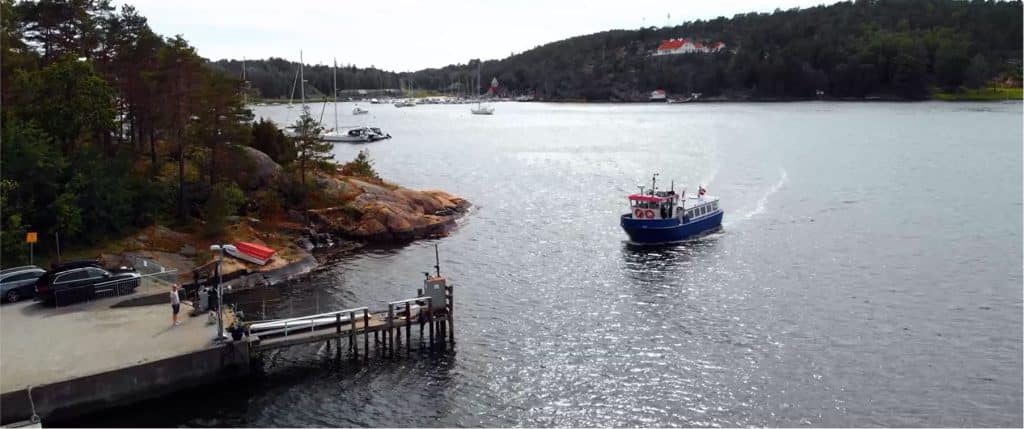 Färja som anländer till Hankø med brygga, skärgård och båtar i Fredrikstad