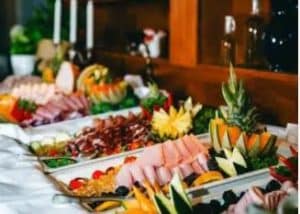 Frukostbuffé med frukt, pålägg och färska råvaror på Hankø Hotell