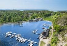 Hankø Fjordhotell och gästhamn sett ovanifrån med båtar, skärgård och grönskande omgivningar i Fredrikstad
