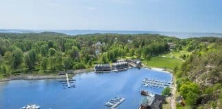 Hankø Fjordhotell och gästhamn sett ovanifrån med båtar, skärgård och grönskande omgivningar i Fredrikstad