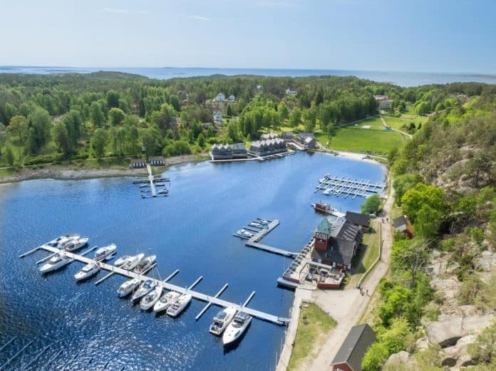 Hankø Fjordhotell och gästhamn sett ovanifrån med båtar, skärgård och grönskande omgivningar i Fredrikstad