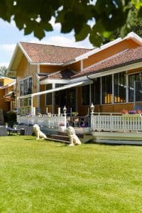 Hankø Hotell & Spa med uteservering, vit veranda och grönskande trädgård