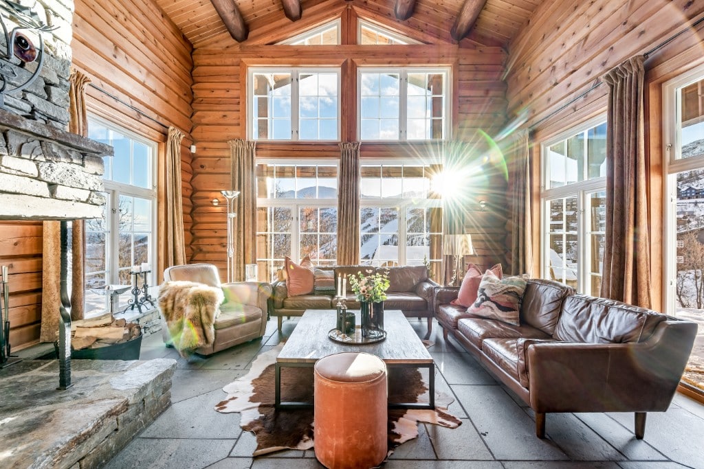 Lyxig fjällstuga i Hemsedal med öppen spis, stora panoramafönster och utsikt över snötäckta fjäll