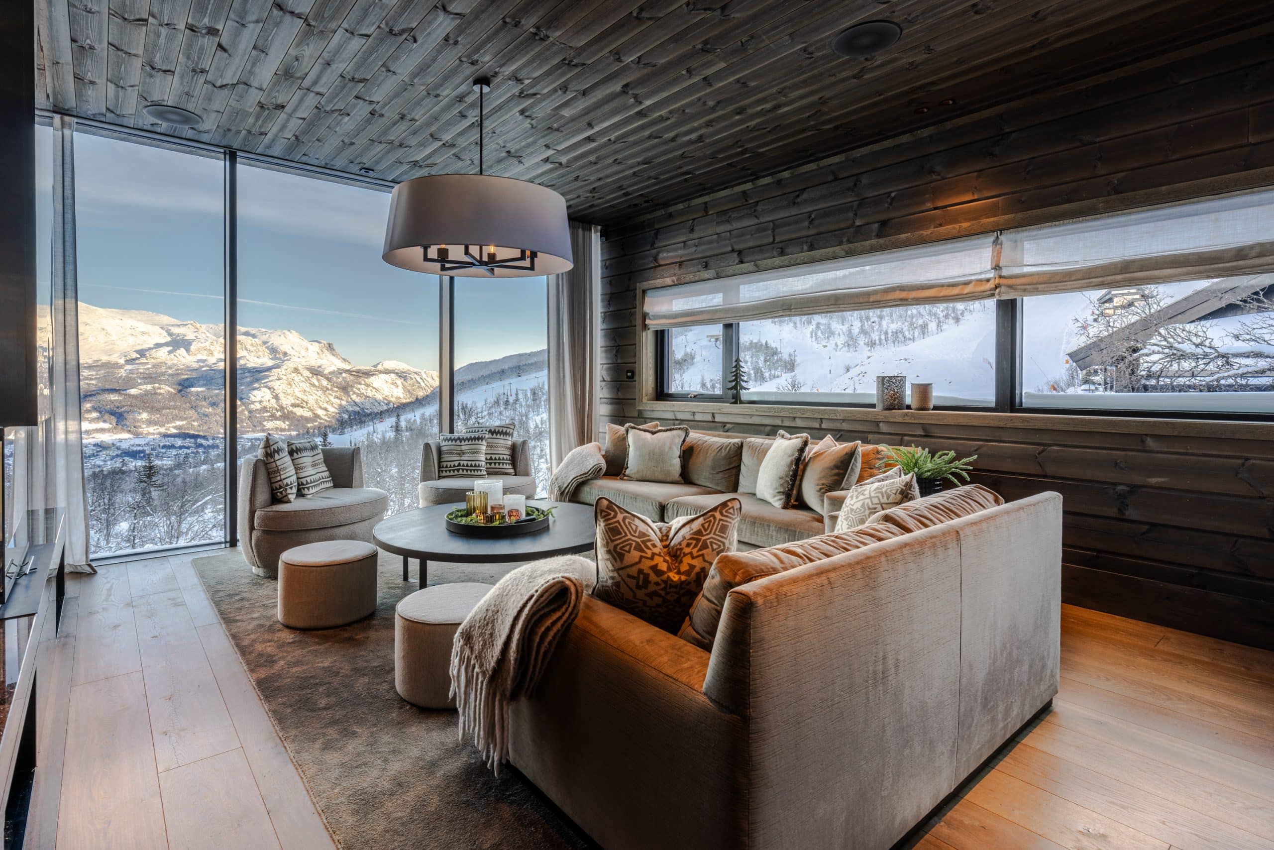 Lyxig fjällstuga i Hemsedal med stora panoramafönster, modern inredning och utsikt över snötäckta fjäll
