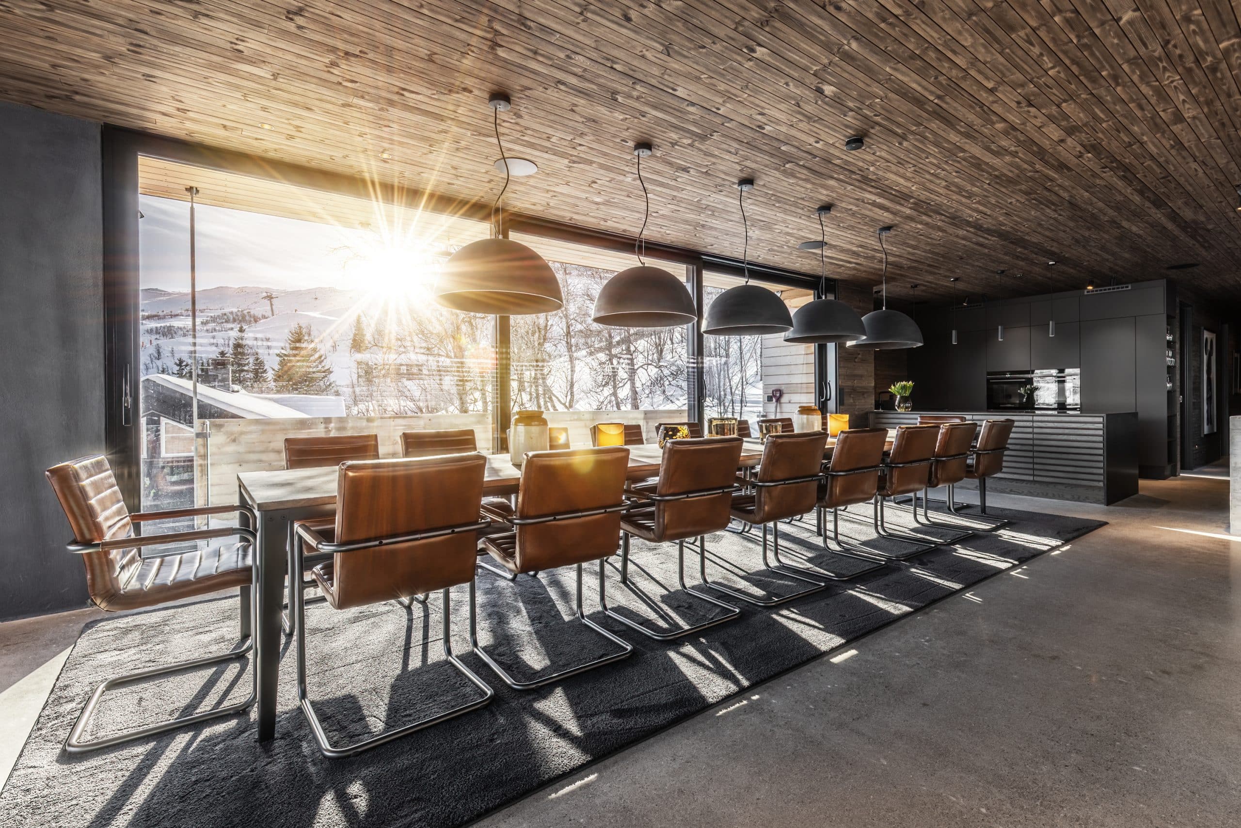 Lyxig fjällstuga i Hemsedal med stort matbord, modern design och utsikt över skidområde