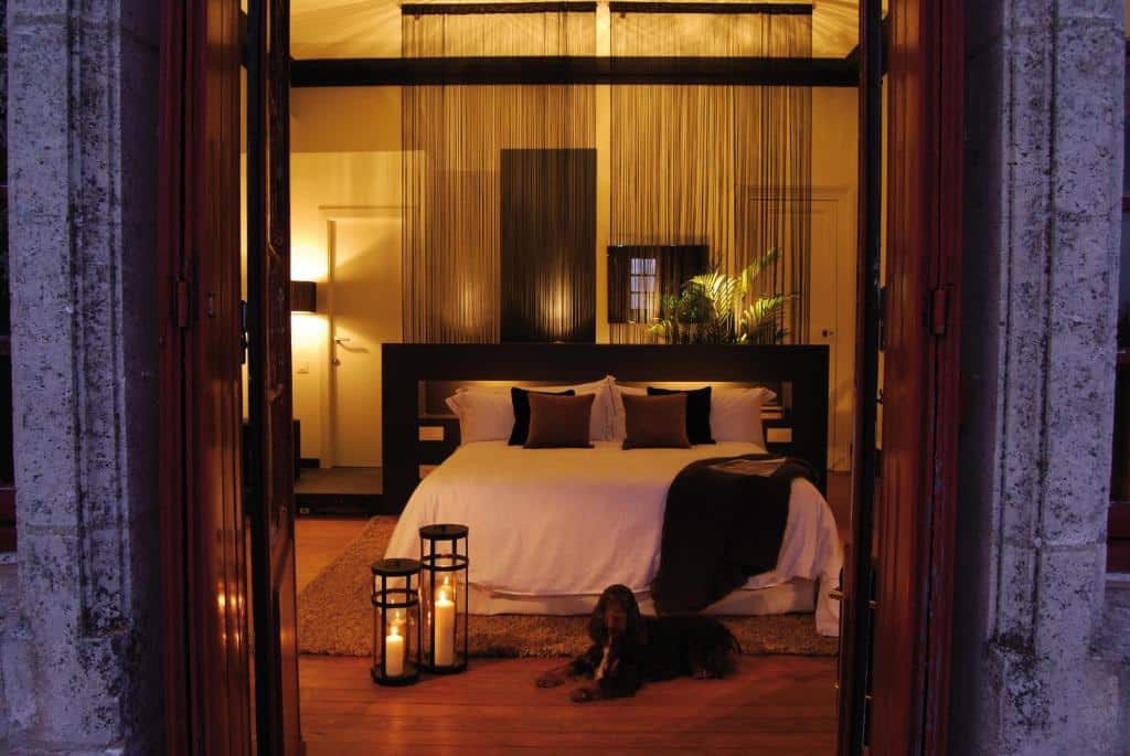 Lyxigt sovrum på Château La Thuilière i Frankrike – romantisk hotellmiljö med elegant inredning och stämningsfull belysning