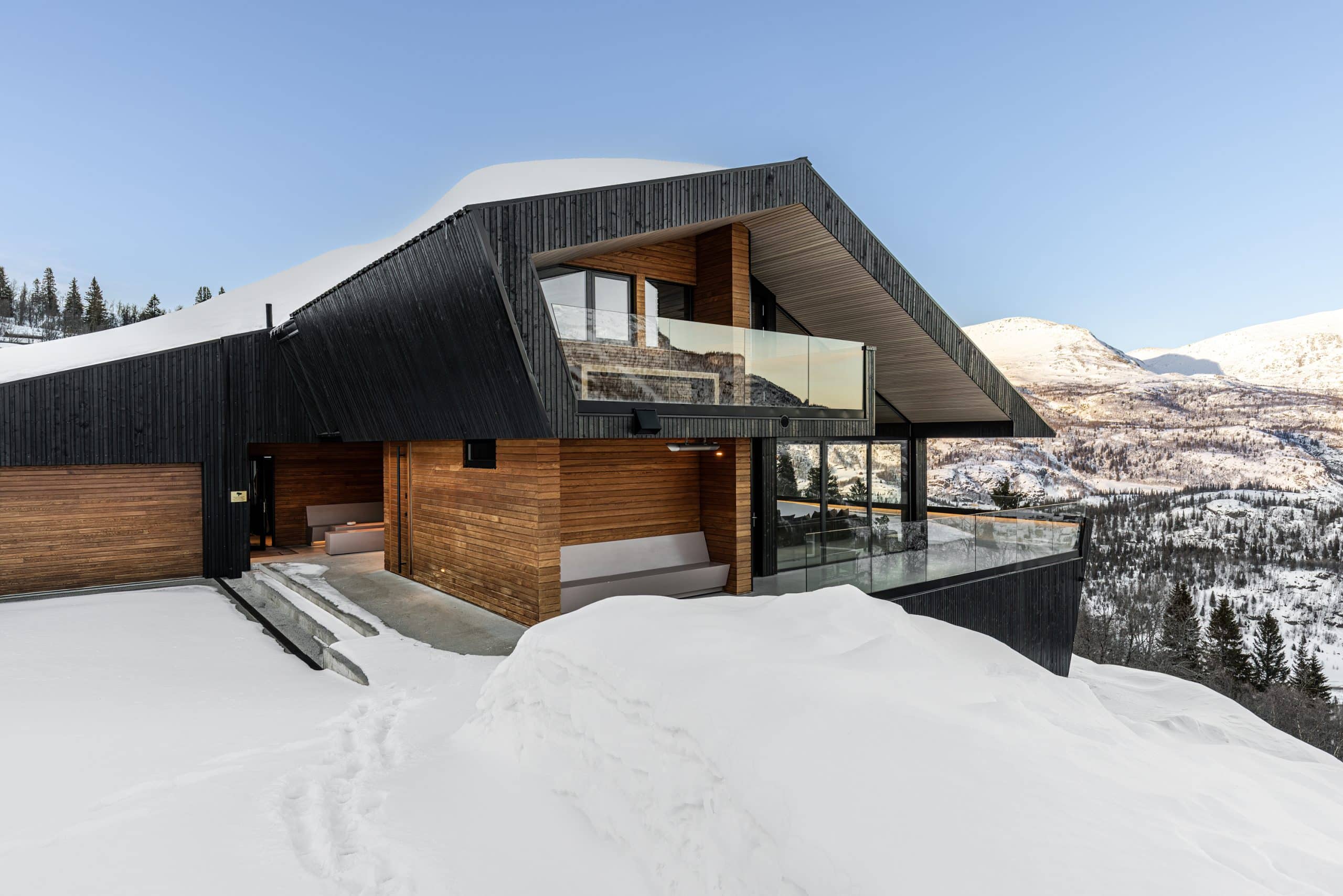 Modern arkitektritad fjällstuga i Hemsedal med stor terrass och utsikt över vinterlandskap