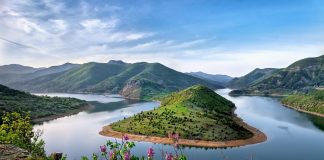 Panoramautsikt över Kardzhali Reservoir och den meandrande Arda-floden i Rhodopebergen i Bulgarien