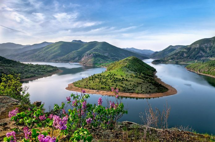Panoramautsikt över Kardzhali Reservoir och den meandrande Arda-floden i Rhodopebergen i Bulgarien