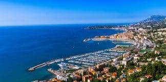 Panoramautsikt över Menton på Franska rivieran med gamla stan, hamnen och Medelhavet