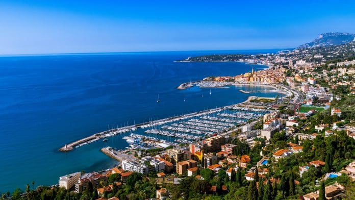 Panoramautsikt över Menton på Franska rivieran med gamla stan, hamnen och Medelhavet