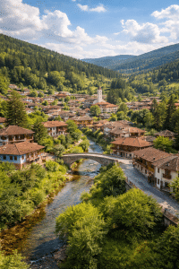 Panoramautsikt över den historiska byn Koprivshtitsa i Bulgarien med traditionella hus, stenbro och bergslandskap