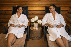 Par i spa som kopplar av i morgonrock med dryck i lugn miljö på Hankø Hotell & Spa