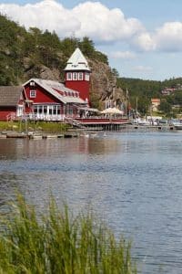 Röd sjöbod och marina vid Hankø med båtar och skärgård i Fredrikstad