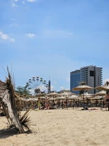 Strandliv i Sunny Beach Bulgarien med parasoller, sandstrand och hotell vid Svarta havet