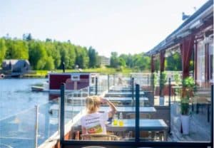 Uteservering vid vattnet på Hankø med utsikt över skärgården och somrig atmosfär