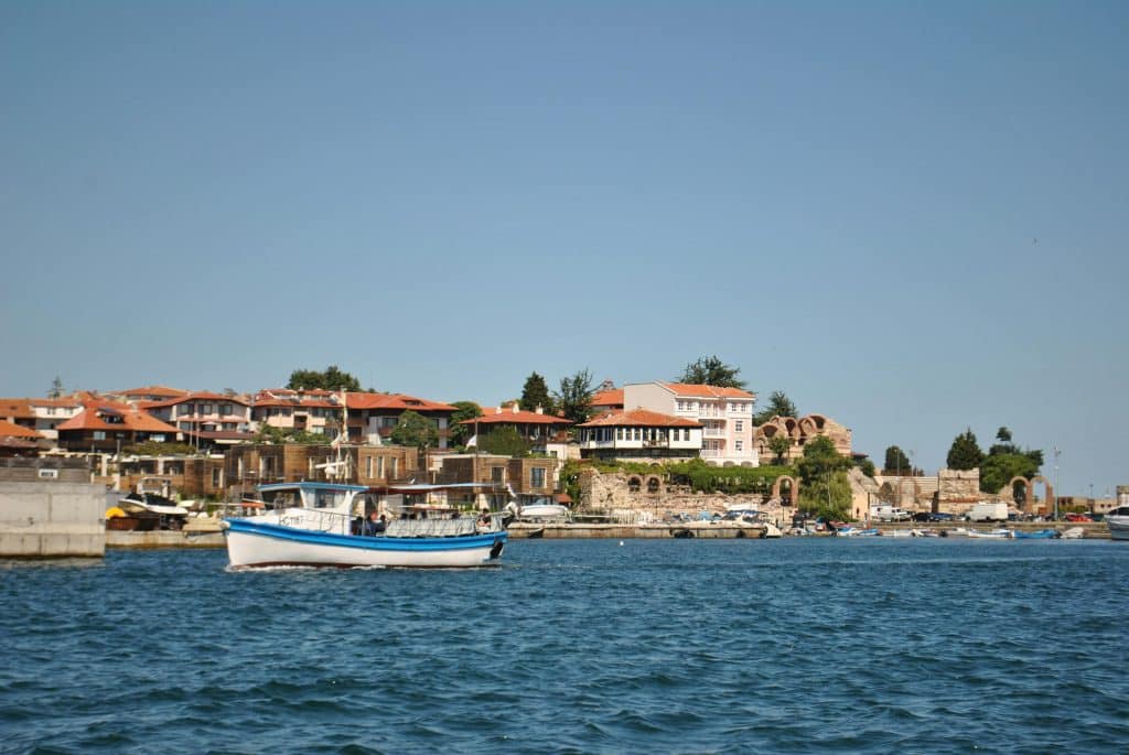 Utsikt över den historiska kuststaden Nessebar i Bulgarien med fiskebåtar, gamla hus och Svarta havet
